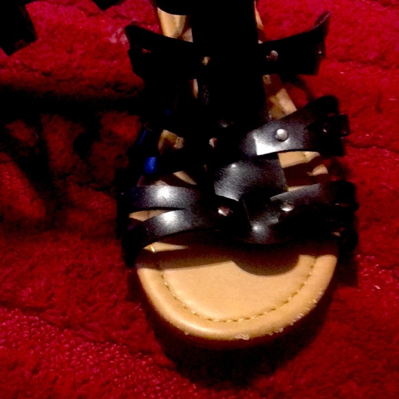 Size 9 FOREVER BLACK GLADIATOR SANDALS - Picture 7 of 8
